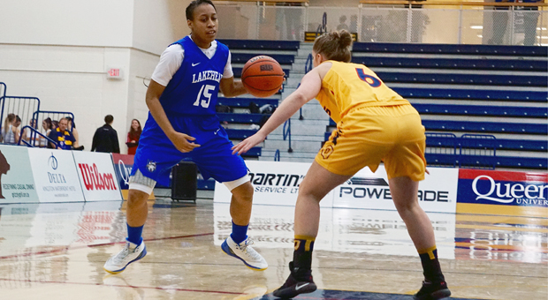 Sarah Saftich defending against the Lakehead Thunderwolves.