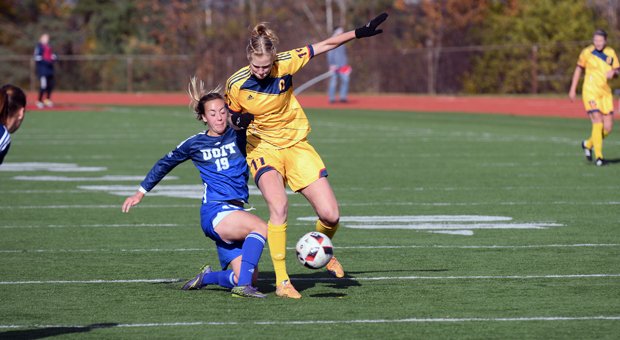 Tara Bartram (centre) battles with UOIT.