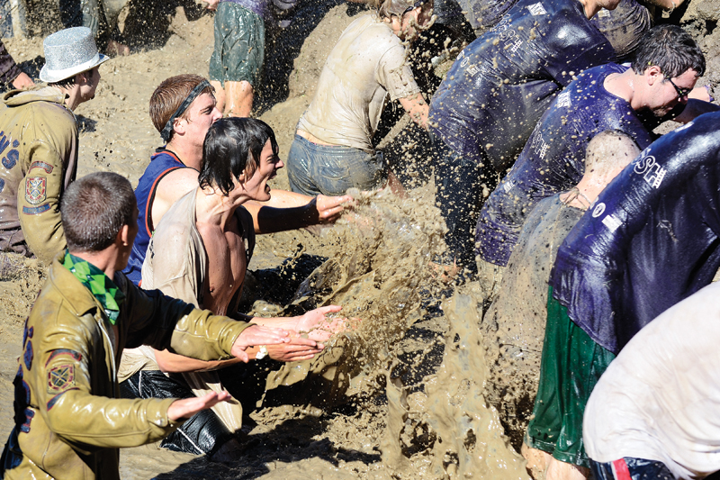 Upper-year Engineering students dive into the pit to splash the frosh surrounding the pole.