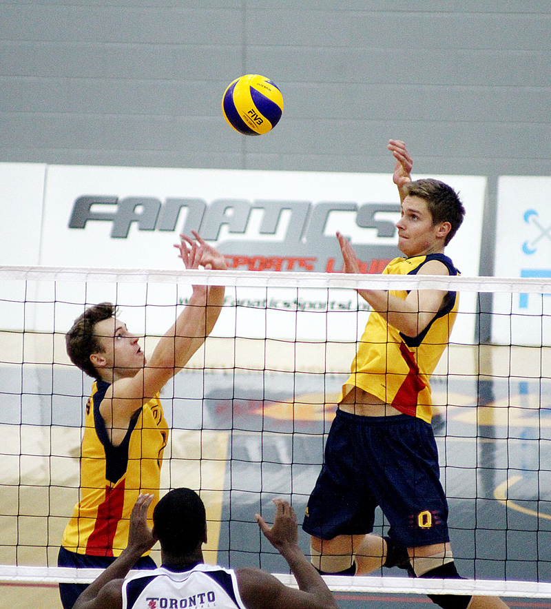 Second-year setter Matt Bonshor (left) played in the first three sets of Queen’s 3-2 win over Toronto last Sunday.