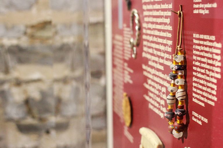 The jewellery that Vikings wore is made of glass and colourful beads.