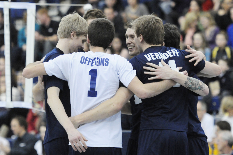 The Trinity Western Spartans beat the eighth-seeded Dalhousie Tigers in straight sets in their quarter-final on Friday night.