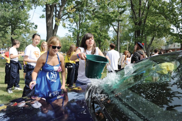 Frosh wash cars to raise money for the Cystic Fibrosis Foundation of Canada.