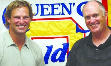 Former NHL star Kirk Muller shakes hands with Chair of Queen’s Athletics John McFarlane. On June 17 it was announced Muller would join the Gaels as the new men’s hockey coach.