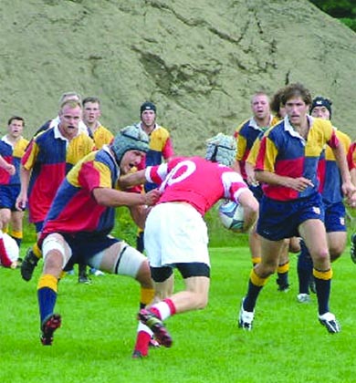 Queen’s converges on the ball at the Dartmouth Invitational tournament.