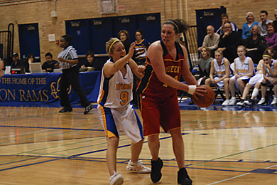 Queen’s forward Anne Murphy (14) fends off Ryerson’s Rebecca Cox in the Gaels’ loss Friday.