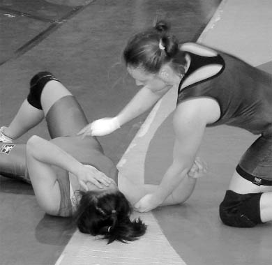 Gael Shannon Mullins (right) knocked her opponent unconscious on Saturday.
