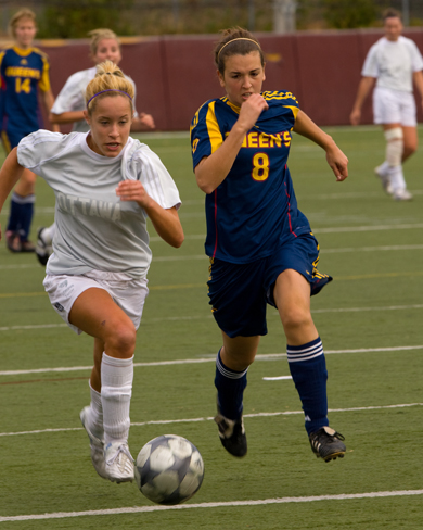 Queen’s defender Katie Dalziel challenges Ottawa’s Courtney Luscombe for the ball Sunday. The Gee-Gees won 1-0.