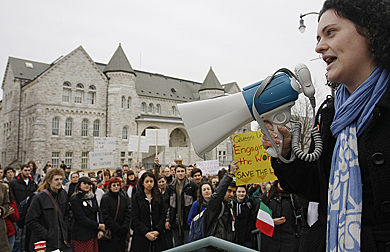 Students and faculty gathered in front of Richardson Hall yesterday to raise awareness about the importance of language departments at Queen’s. Forty degree combinations are facing admission suspension due to budgetary constraints.