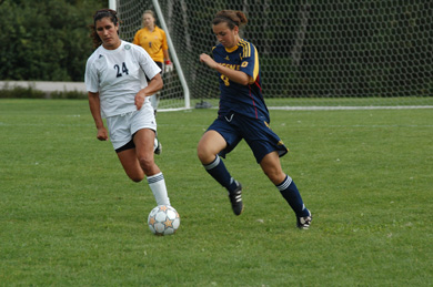 Gaels’ defender Katie Dalziel avoids a challenge from Nipissing’s Didiane Chollet Saturday.