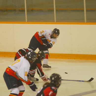 Queen’s forward Victoria Kaufman (27) attempts a pass in Sunday’s game.