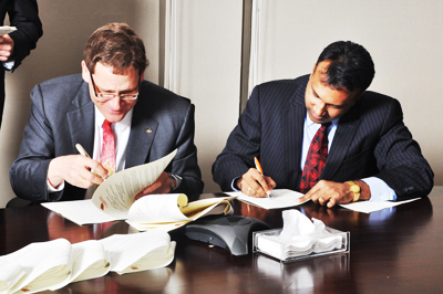 Principal Woolf and Jindall Global Law School’s Vice-Chancellor Raj Kumar sign a memorandum of understanding during Woolf’s recent trip to India with a group of presidents from other Canadian universities.
